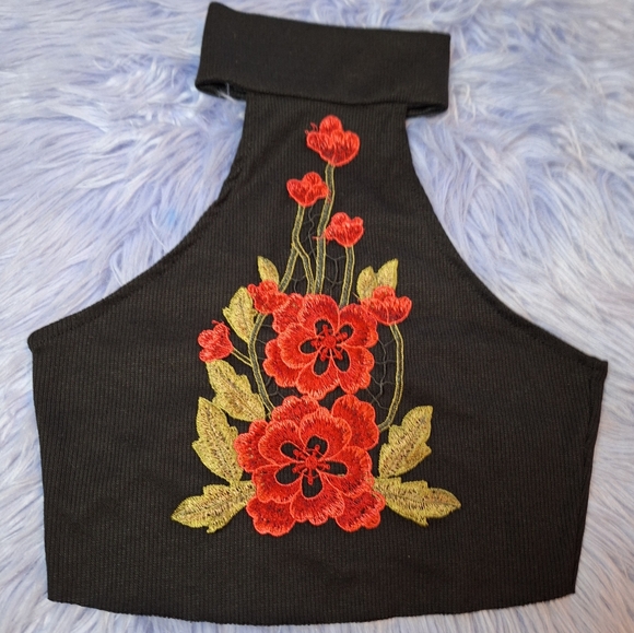 Lanshifei Tops - Floral Embroidered Black Crop Top NWOT